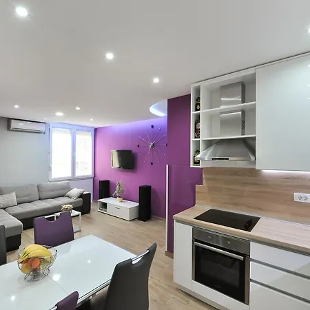 Purple Summer City Apartment *